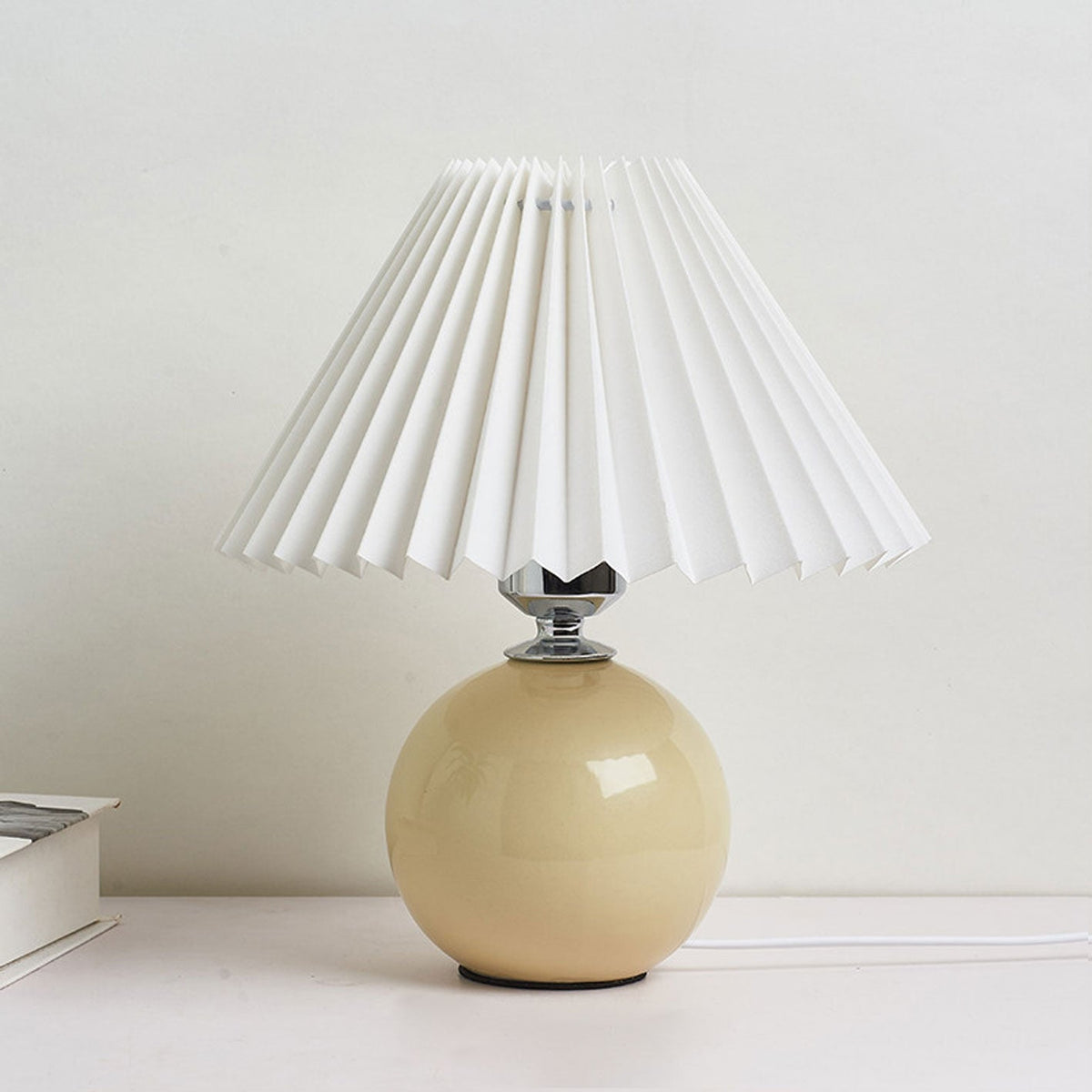 Noordse minimalistische 1-lamp tafellamp van keramiek met plooien