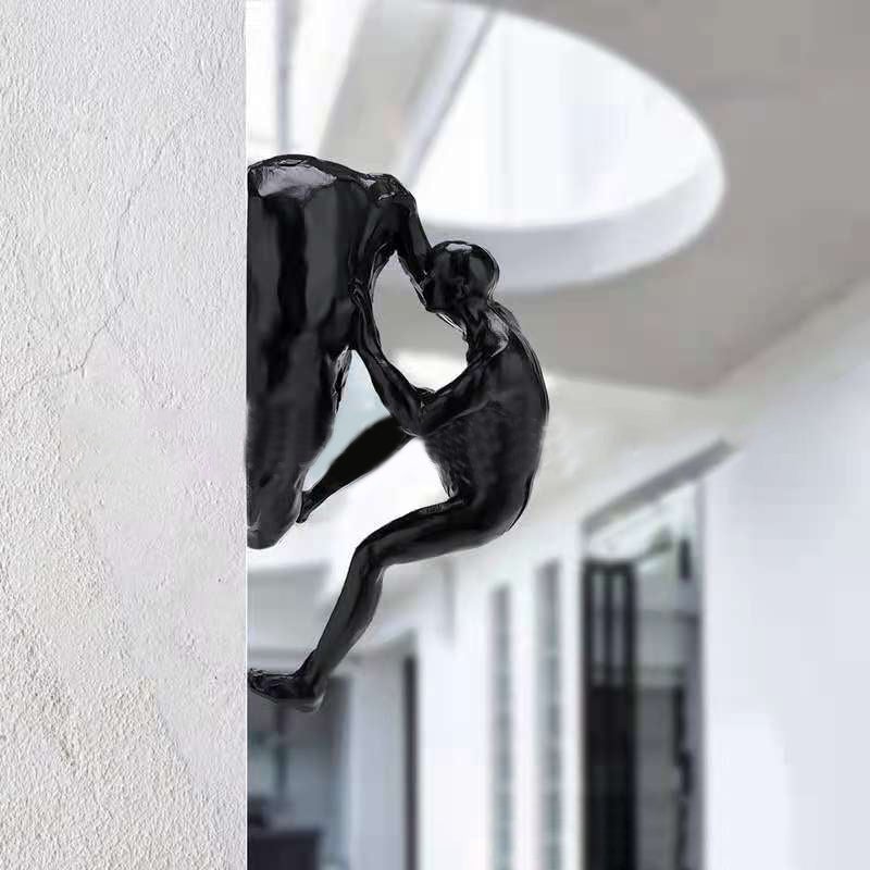 Klimwand hangende standbeelden