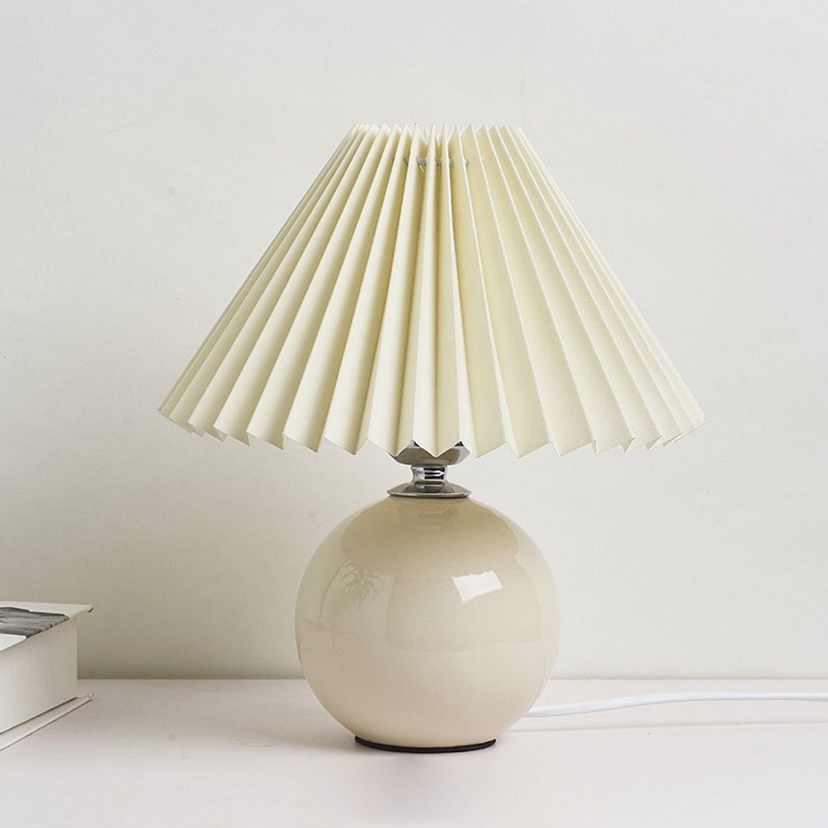 Noordse minimalistische 1-lamp tafellamp van keramiek met plooien