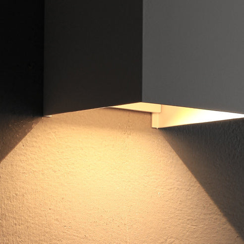 Moderne Minimalistische Waterdichte Kubus Boven Onder Aluminium Glas Inductie LED Wandlampen Voor Slaapkamer