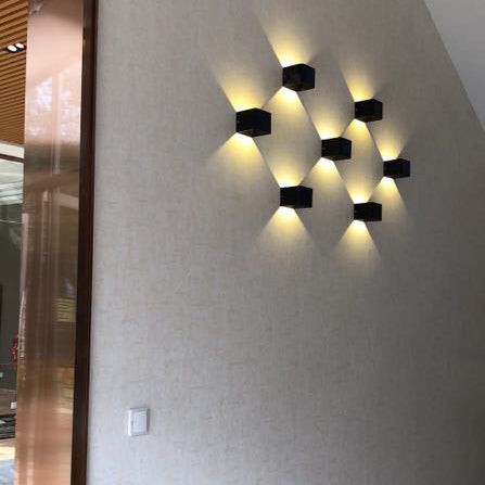 Moderne Minimalistische Waterdichte Kubus Boven Onder Aluminium Glas Inductie LED Wandlampen Voor Slaapkamer