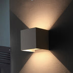 Moderne Minimalistische Waterdichte Kubus Boven Onder Aluminium Glas Inductie LED Wandlampen Voor Slaapkamer