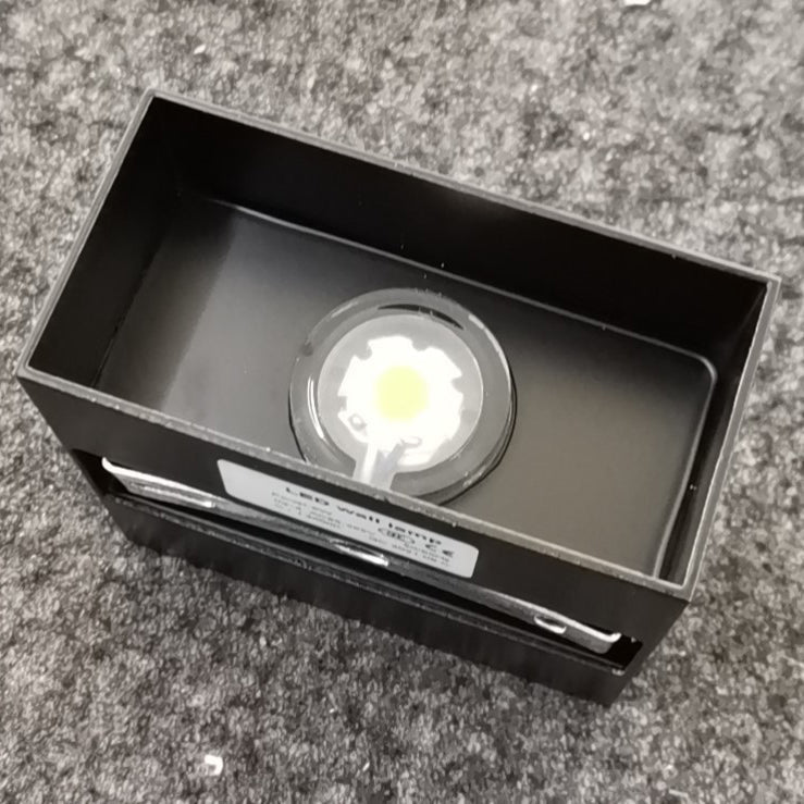 Moderne Minimalistische Waterdichte Kubus Boven Onder Aluminium Glas Inductie LED Wandlampen Voor Slaapkamer