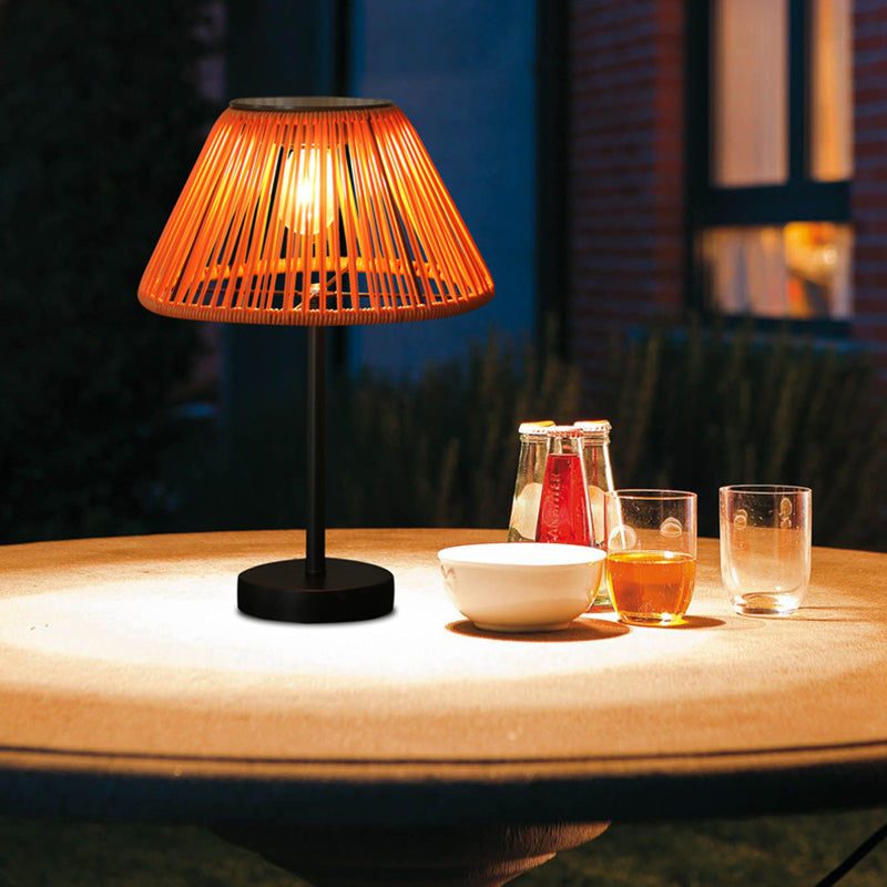 Traditionele boerderij waterdichte op zonne-energie oplaadbare Weaving Gum Rattan ijzeren conische LED buiten tafel lamp voor tuin