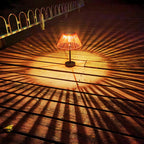 Traditionele boerderij waterdichte op zonne-energie oplaadbare Weaving Gum Rattan ijzeren conische LED buiten tafel lamp voor tuin