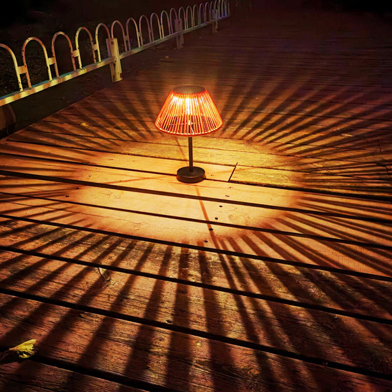 Traditionele boerderij waterdichte op zonne-energie oplaadbare Weaving Gum Rattan ijzeren conische LED buiten tafel lamp voor tuin