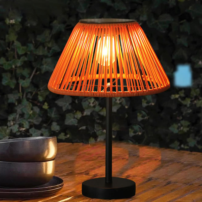 Traditionele boerderij waterdichte op zonne-energie oplaadbare Weaving Gum Rattan ijzeren conische LED buiten tafel lamp voor tuin