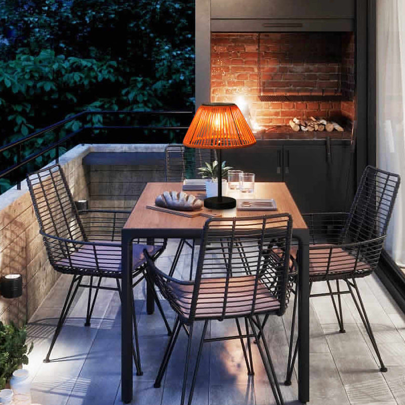 Traditionele boerderij waterdichte op zonne-energie oplaadbare Weaving Gum Rattan ijzeren conische LED buiten tafel lamp voor tuin