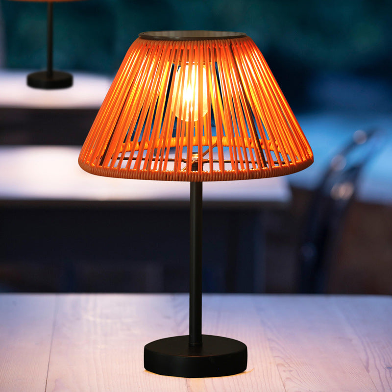 Traditionele boerderij waterdichte op zonne-energie oplaadbare Weaving Gum Rattan ijzeren conische LED buiten tafel lamp voor tuin