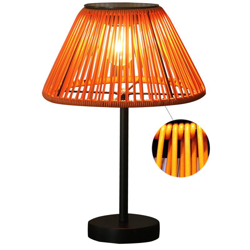 Traditionele boerderij waterdichte op zonne-energie oplaadbare Weaving Gum Rattan ijzeren conische LED buiten tafel lamp voor tuin