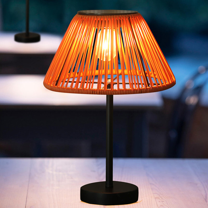 Traditionele boerderij waterdichte op zonne-energie oplaadbare Weaving Gum Rattan ijzeren conische LED buiten tafel lamp voor tuin