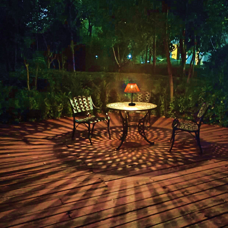 Traditionele boerderij waterdichte op zonne-energie oplaadbare Weaving Gum Rattan ijzeren conische LED buiten tafel lamp voor tuin