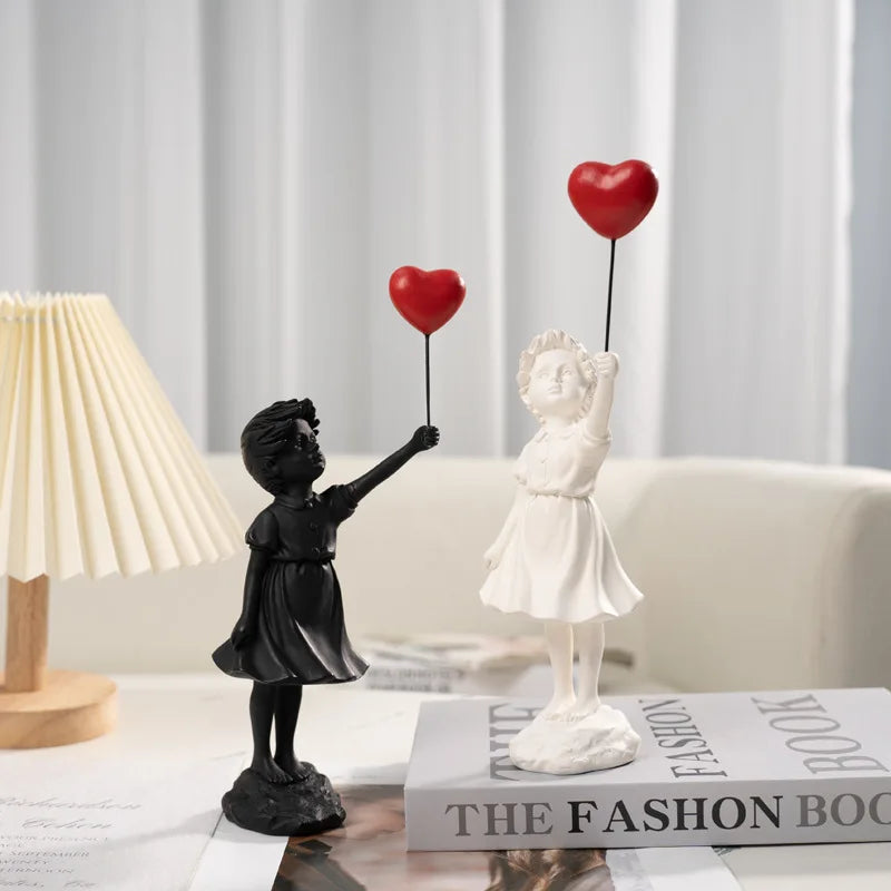 Beeldhouwwerk van een meisje met een ballon in Banksy-stijl voor tafeldecoratie en creatieve woonkamerdecoratie