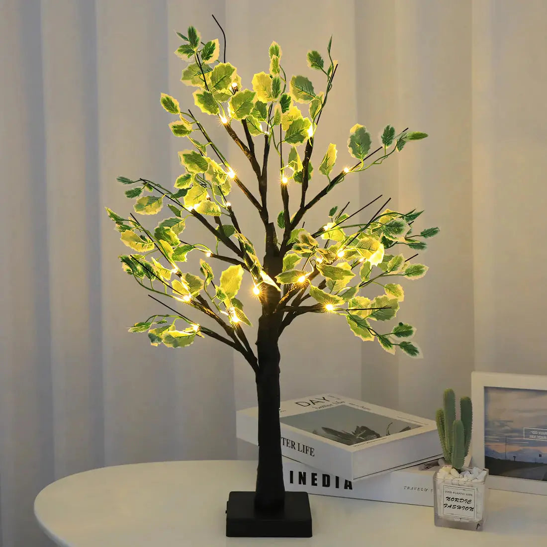 Magical BrightTree Tafel lamp Elegantes Baumdesign mit warmem LED-Licht