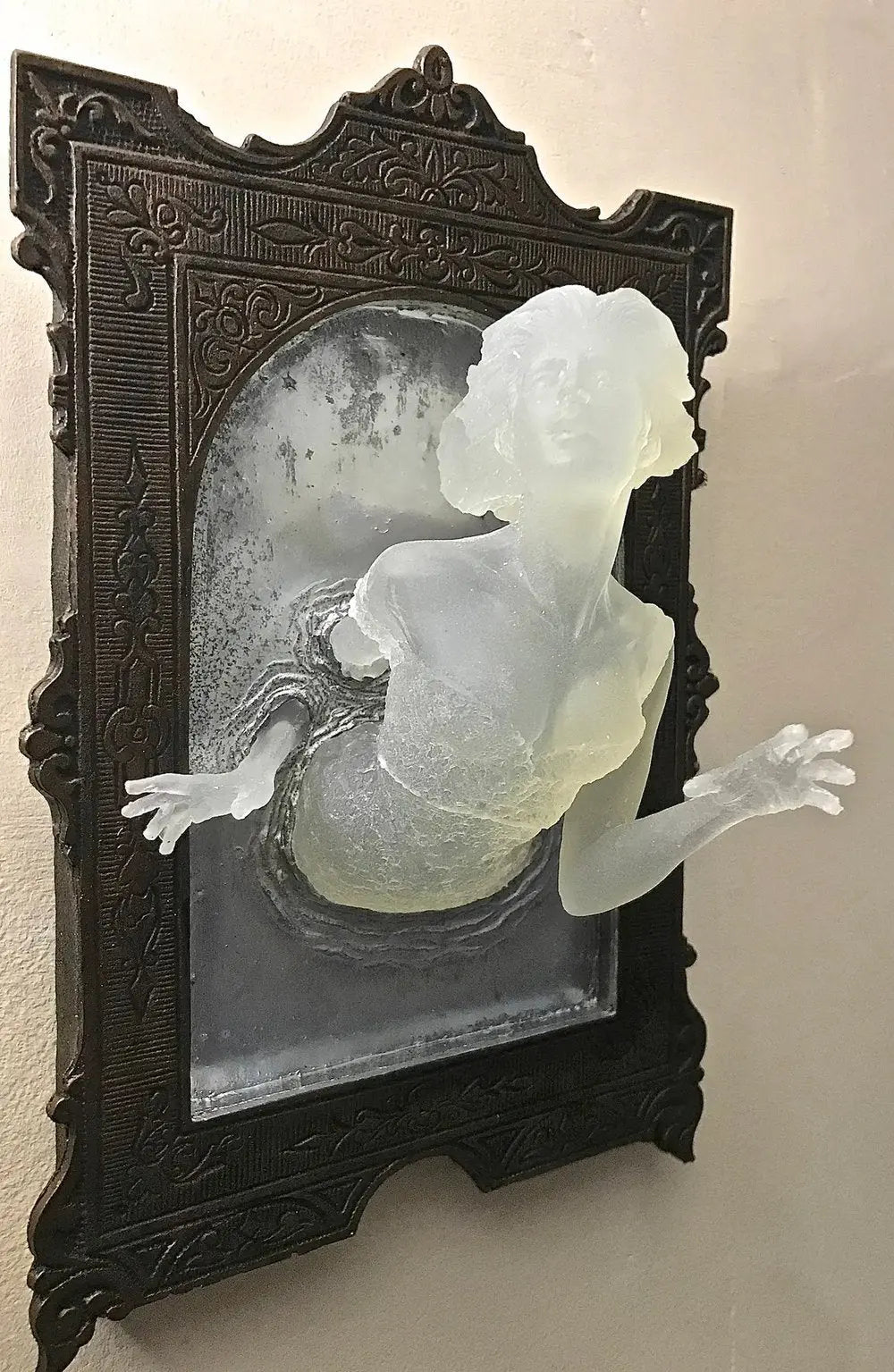 Avosian | Geest in de Spiegel – Glanzende 3D wanddecoratie van hars voor mysterieuze ruimtes
