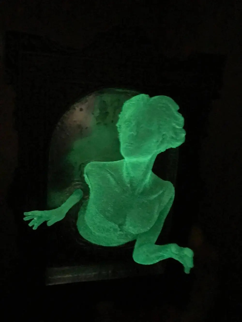Avosian | Geest in de Spiegel – Glanzende 3D wanddecoratie van hars voor mysterieuze ruimtes