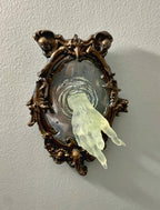 Avosian | Geest in de Spiegel – Glanzende 3D wanddecoratie van hars voor mysterieuze ruimtes