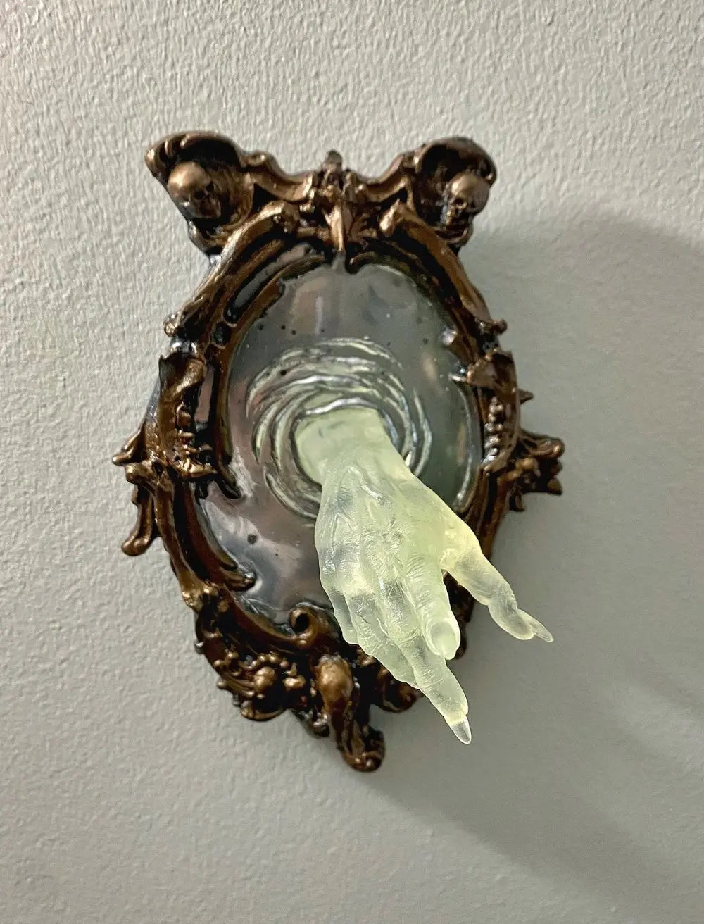Avosian | Geest in de Spiegel – Glanzende 3D wanddecoratie van hars voor mysterieuze ruimtes