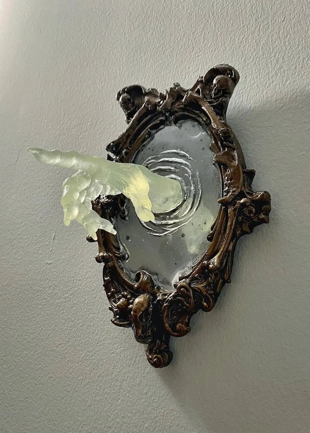 Avosian | Geest in de Spiegel – Glanzende 3D wanddecoratie van hars voor mysterieuze ruimtes