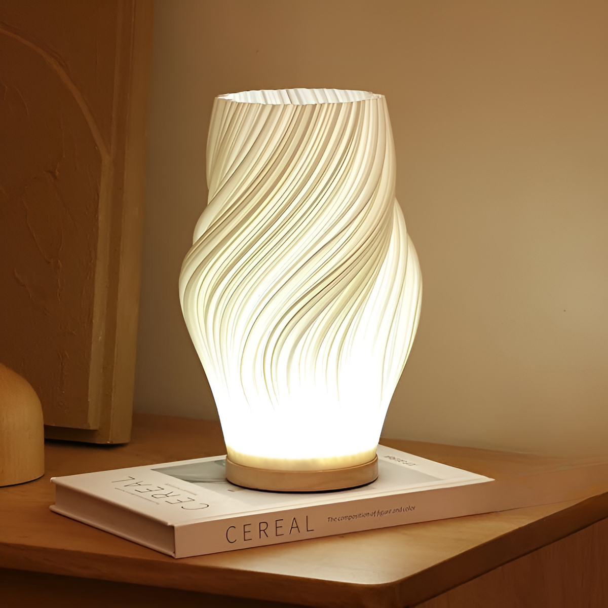 DreamWave - Moderne crèmekleurige 3D golf lamp met elegant metalen frame