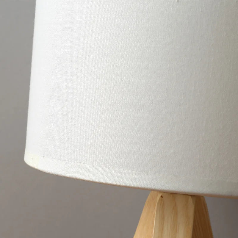 Houten tafellamp met modern ontwerp