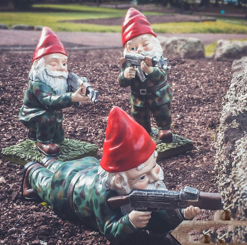 Militaire Tuinbeeld met Camouflage Uniform