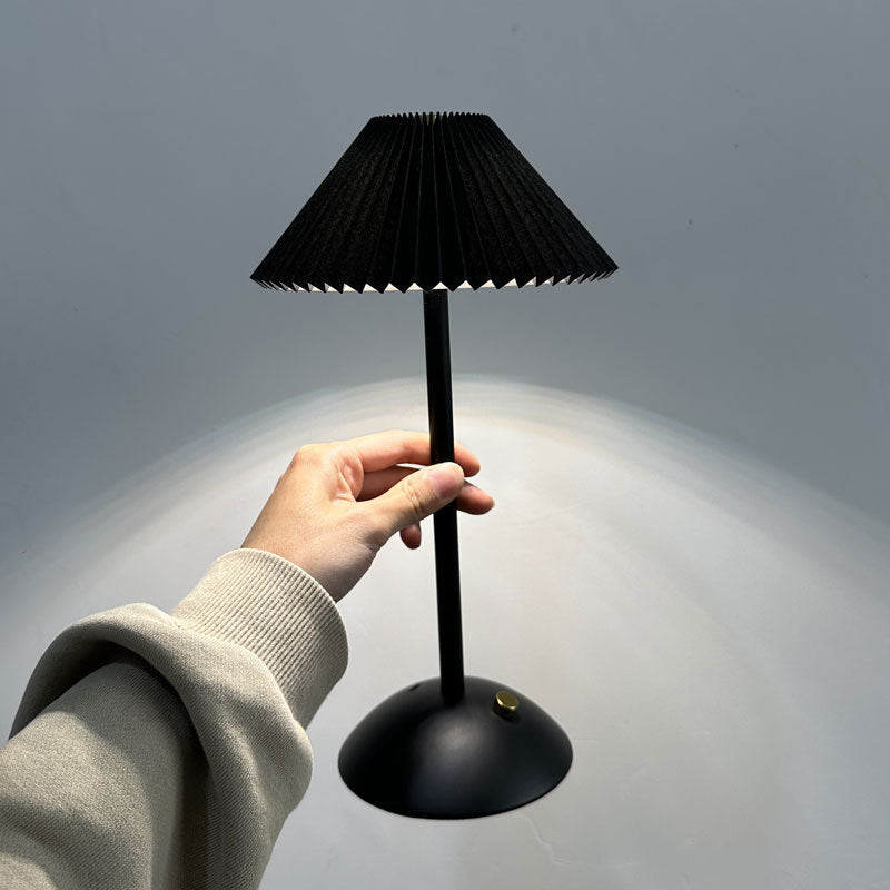 Hedendaagse Scandinavische oplaadbare strijkijzer stof conisch gevouwen LED tafel lamp voor nachtkastje