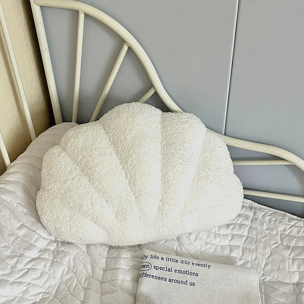 Pastel Shell Kussen – Fluffy Bouclé Pluche Kussen | Avosian