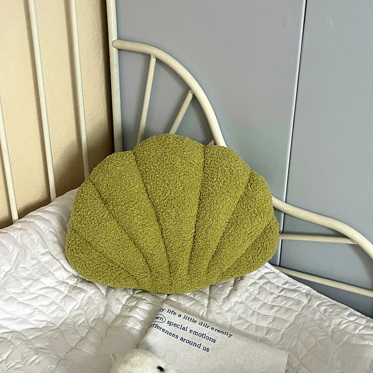Pastel Shell Kussen – Fluffy Bouclé Pluche Kussen | Avosian