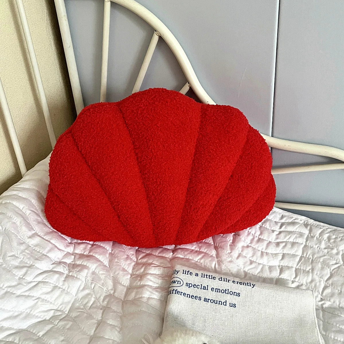 Pastel Shell Kussen – Fluffy Bouclé Pluche Kussen | Avosian