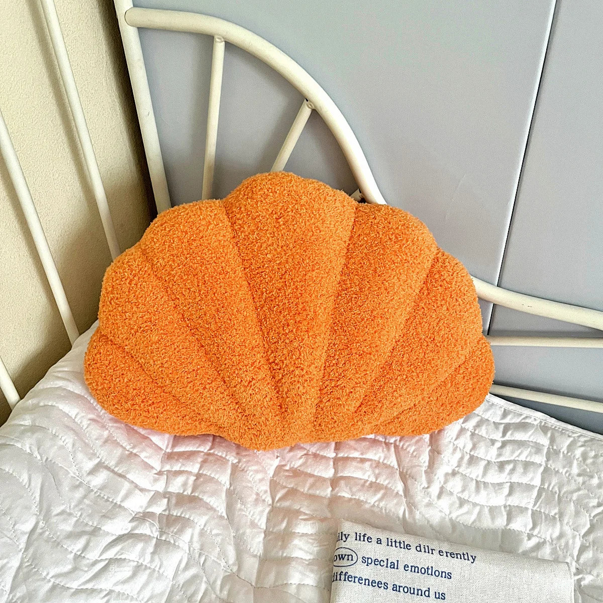 Pastel Shell Kussen – Fluffy Bouclé Pluche Kussen | Avosian
