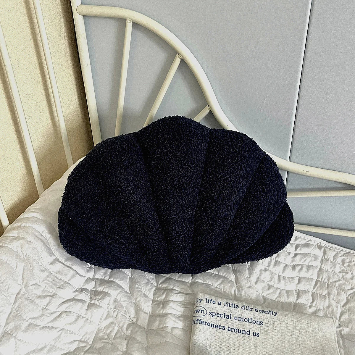 Pastel Shell Kussen – Fluffy Bouclé Pluche Kussen | Avosian