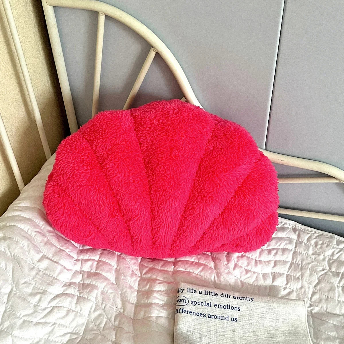 Pastel Shell Kussen – Fluffy Bouclé Pluche Kussen | Avosian