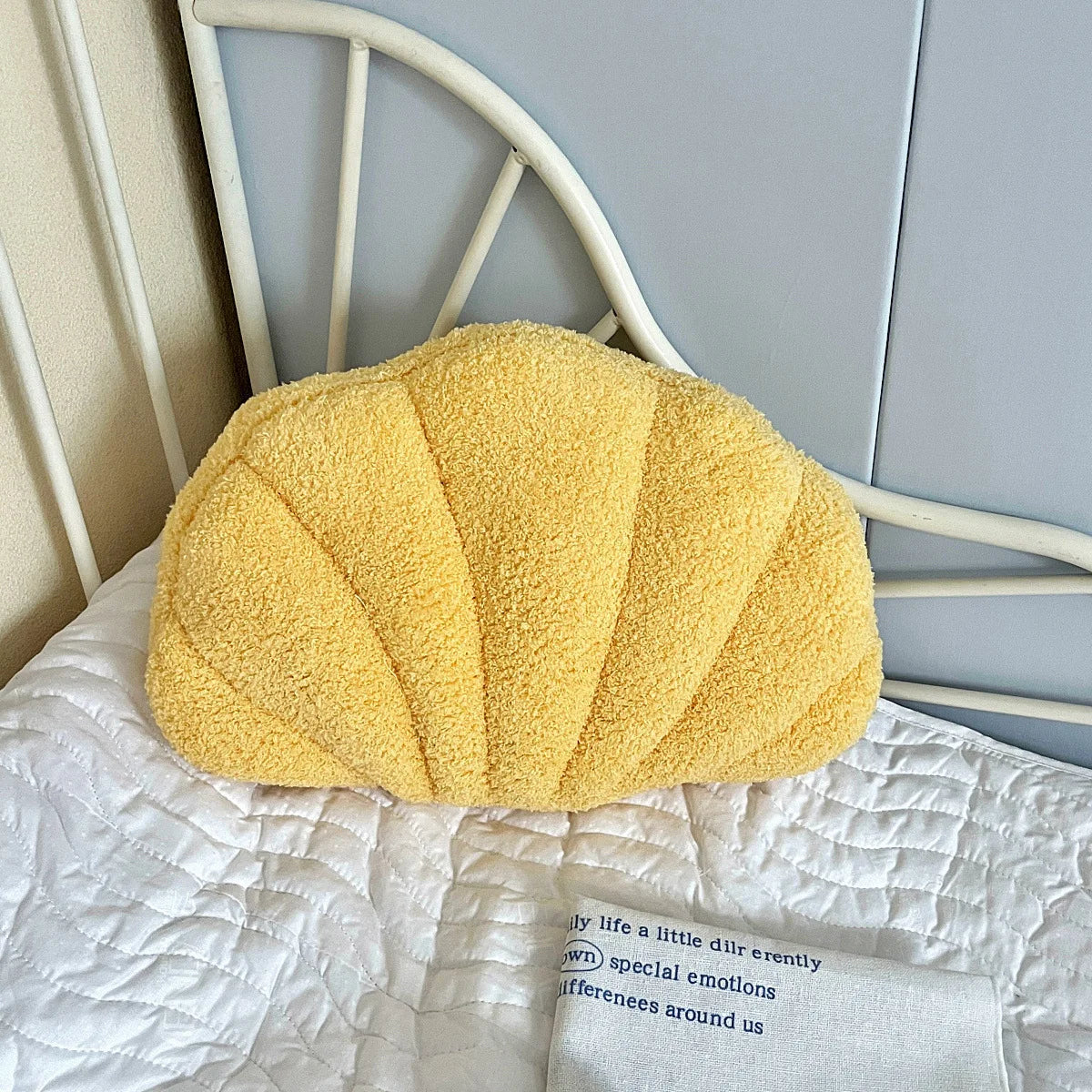 Pastel Shell Kussen – Fluffy Bouclé Pluche Kussen | Avosian