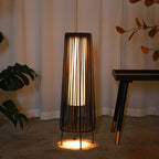 Moderne Minimalistische Solar Waterdichte Ronde Verticale Trekken Strepen IJzer Riet LED Staande Vloerlamp Voor Buiten Terras