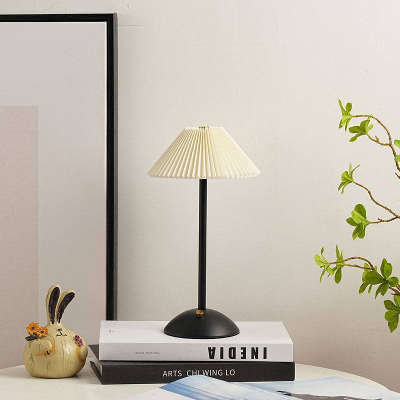 Hedendaagse Scandinavische oplaadbare strijkijzer stof conisch gevouwen LED tafel lamp voor nachtkastje
