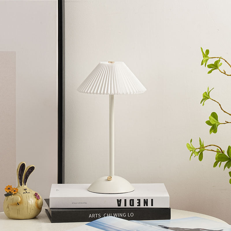Hedendaagse Scandinavische oplaadbare strijkijzer stof conisch gevouwen LED tafel lamp voor nachtkastje