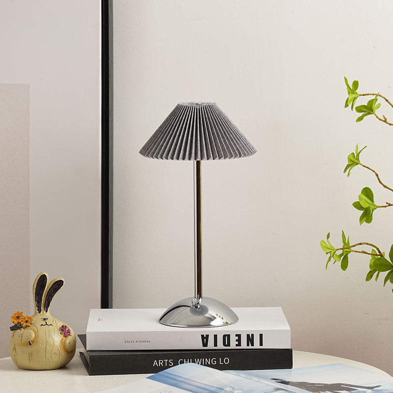 Hedendaagse Scandinavische oplaadbare strijkijzer stof conisch gevouwen LED tafel lamp voor nachtkastje