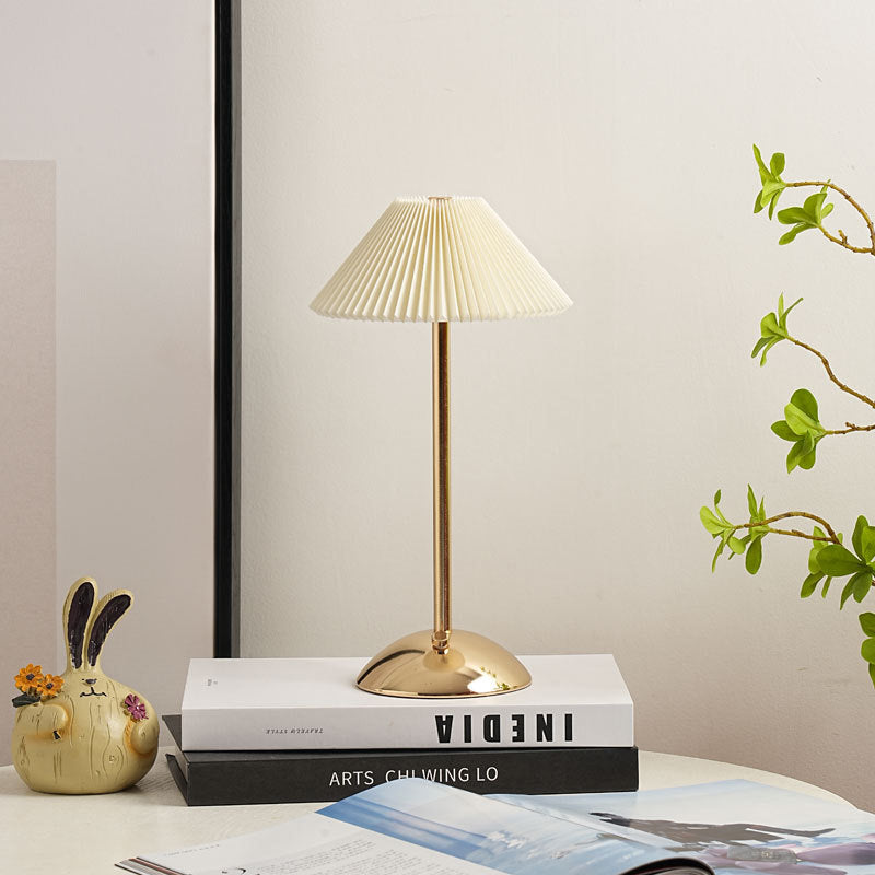 Hedendaagse Scandinavische oplaadbare strijkijzer stof conisch gevouwen LED tafel lamp voor nachtkastje