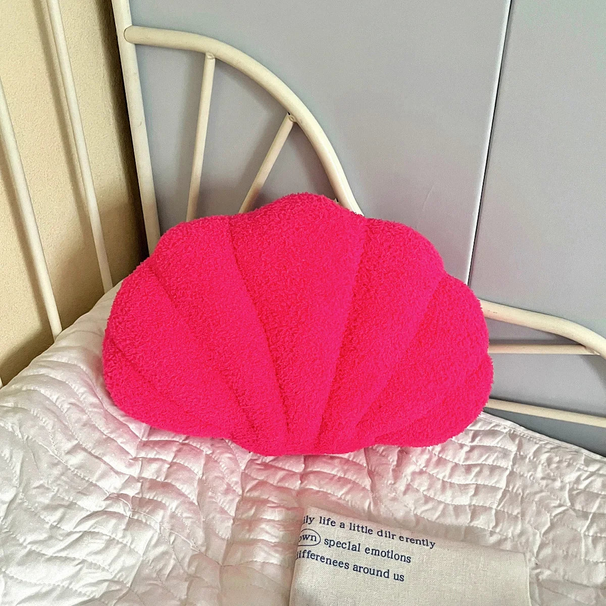 Pastel Shell Kussen – Fluffy Bouclé Pluche Kussen | Avosian