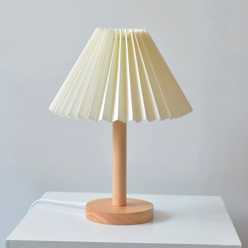 Houten nachttischlamp met gevouwen kap