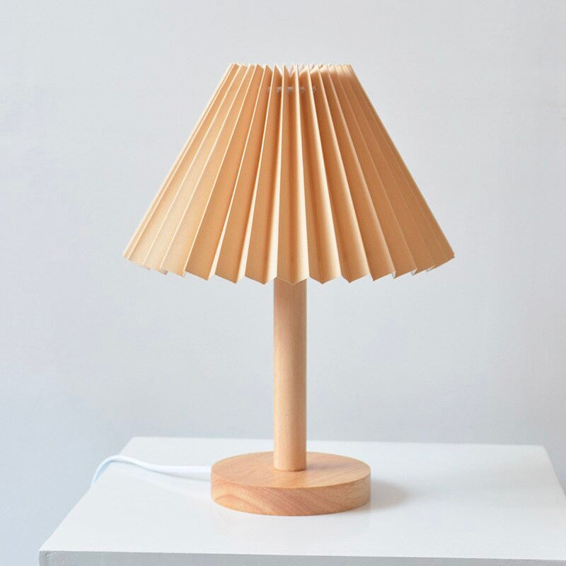 Houten nachttischlamp met gevouwen kap
