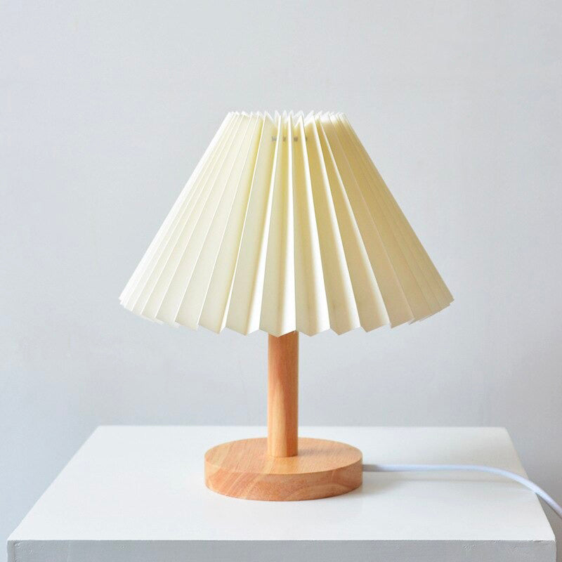 Houten nachttischlamp met gevouwen kap
