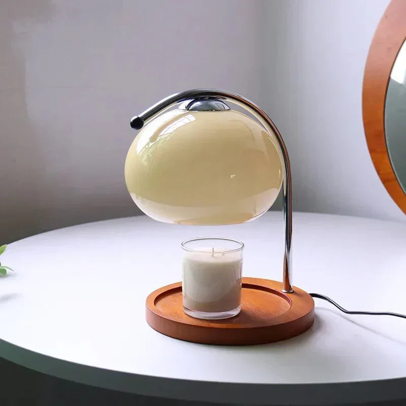 Glazen tafellamp in retro stijl met standaard